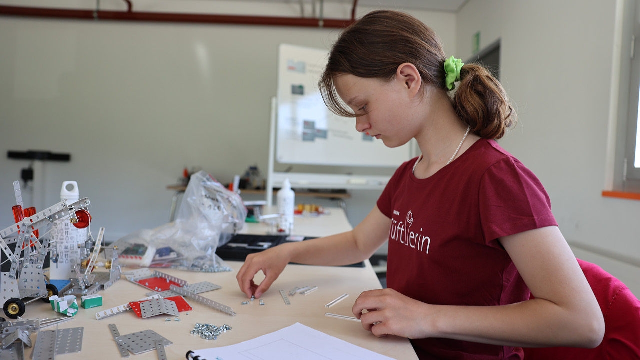 Mädchen sortiert Schrauben für ihr Projekt
