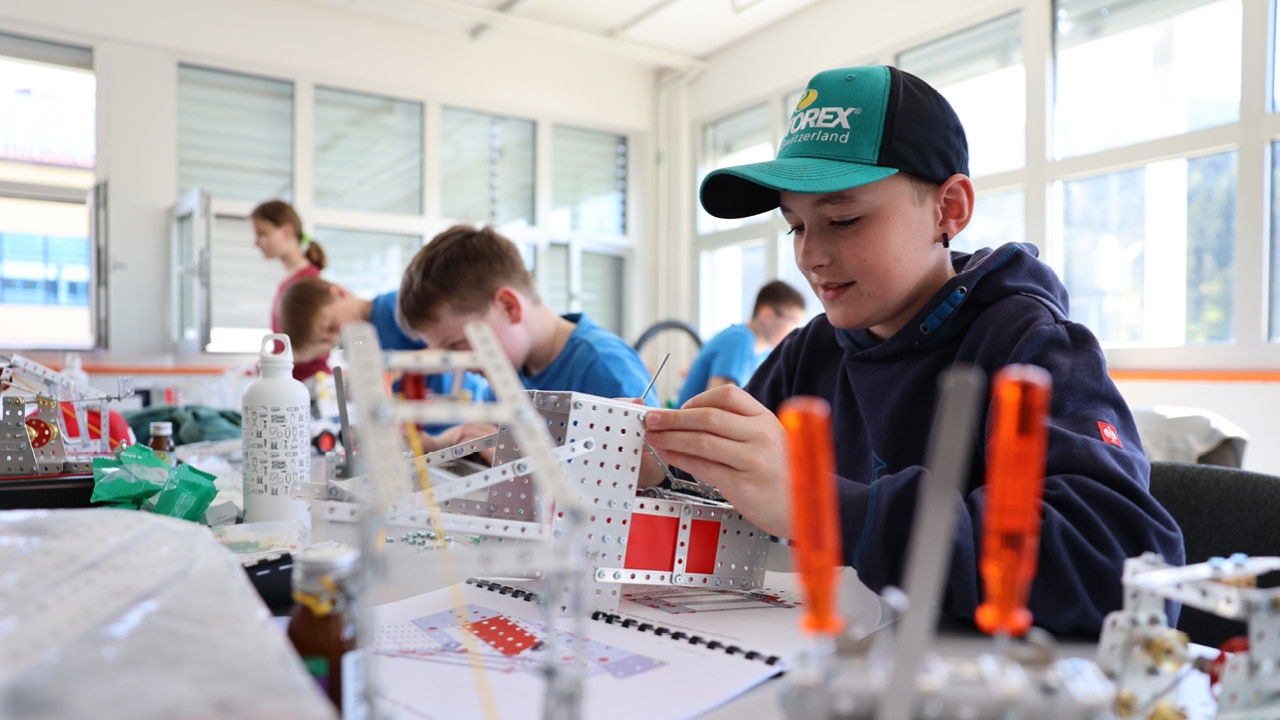 Junge arbeitet an seinem Metall Projekt