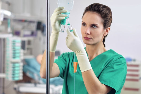 Pflegekraft prüft Intrafix Safeset Flush