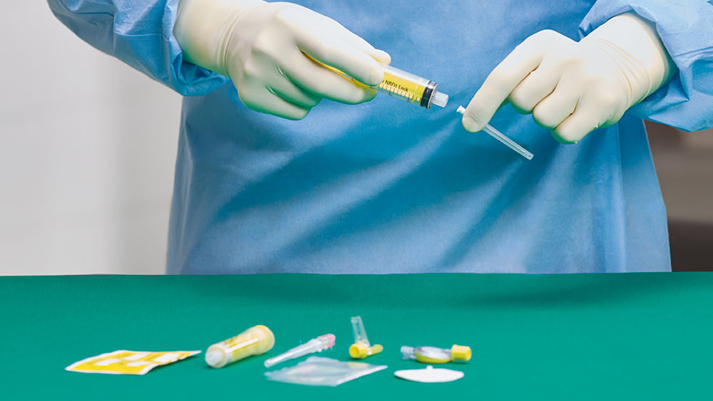 den Askina Calgitrol Ag Verband zurechtschneiden 
