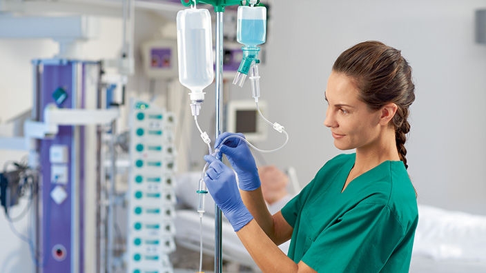 Apotheker zieht Spritze unter Lamina-Luftstrom auf