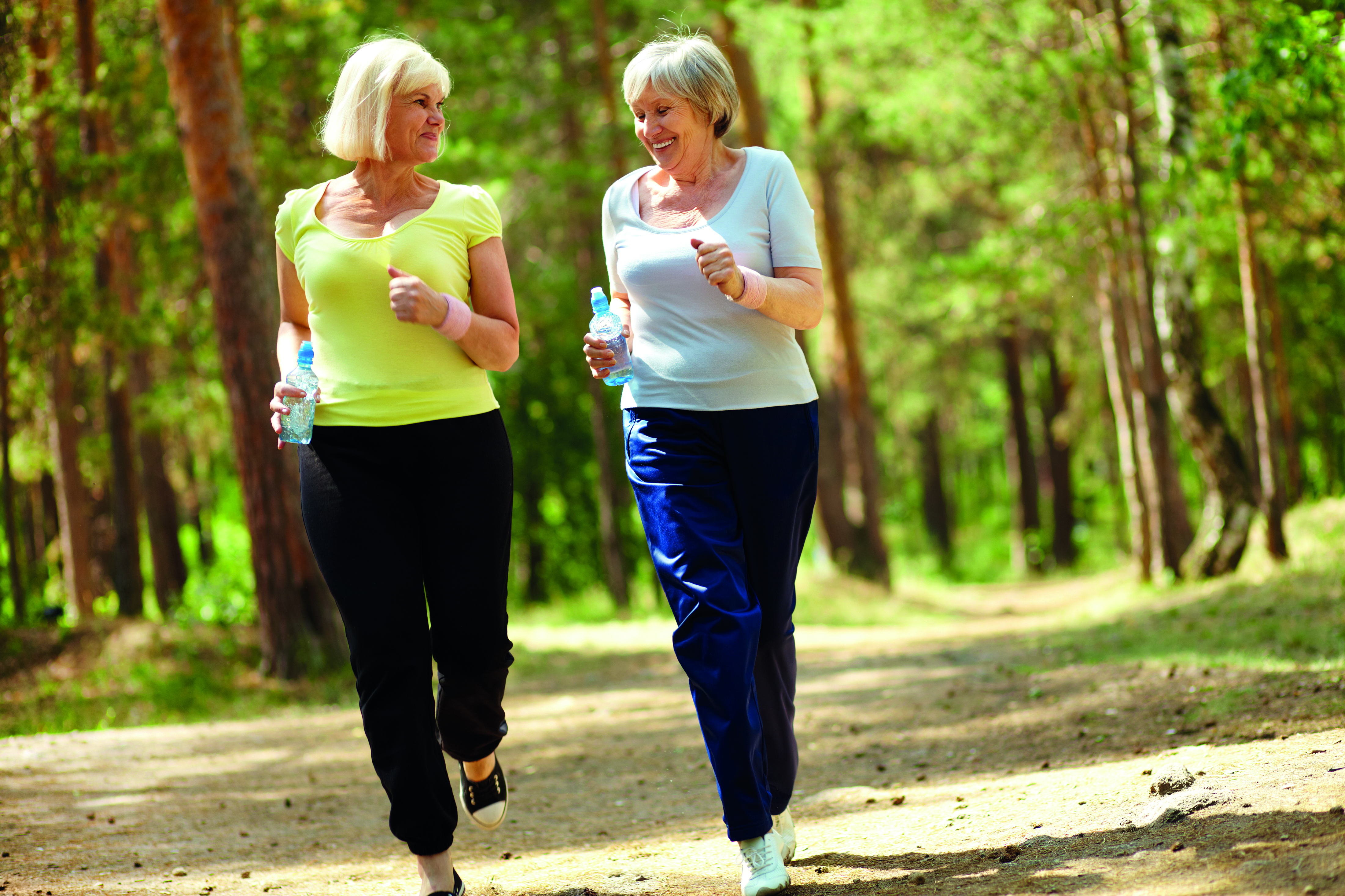 Нужный шестьдесят. Физическая активность пожилых людей. Занятия спортом на свежем воздухе. Физическая активность женщин. Спортивные люди в возрасте.