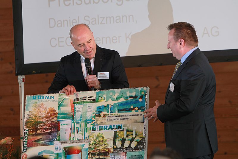 Preisübergabe von Daniel Salzmann, CEO Luzerner Kantonalbank AG, an Uwe Kaufhold von B. Braun Medical AG