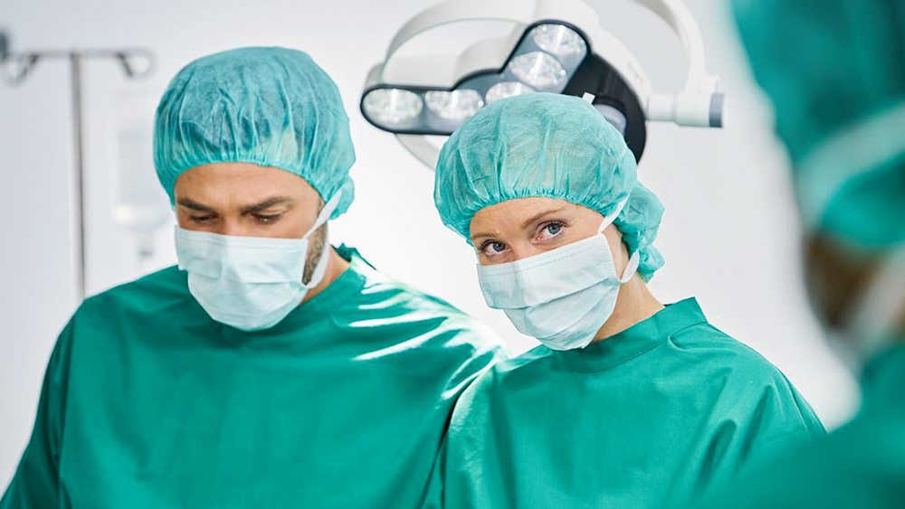 Zwei Chirurgen im Operationssaal