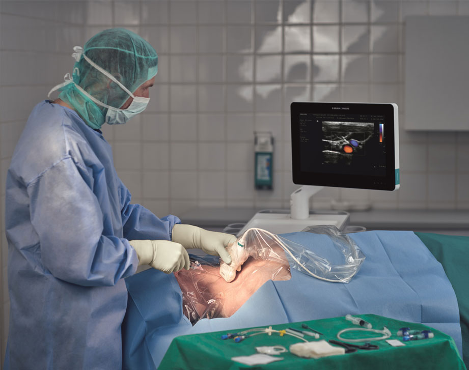 Krankenschwester berührt eine blutige Gaze