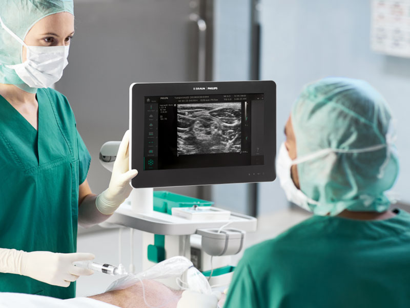Deux chirurgiens discutent d’une image médicale sur un moniteur