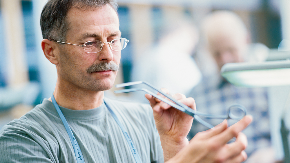 Un employé du service technique vérifie un instrument