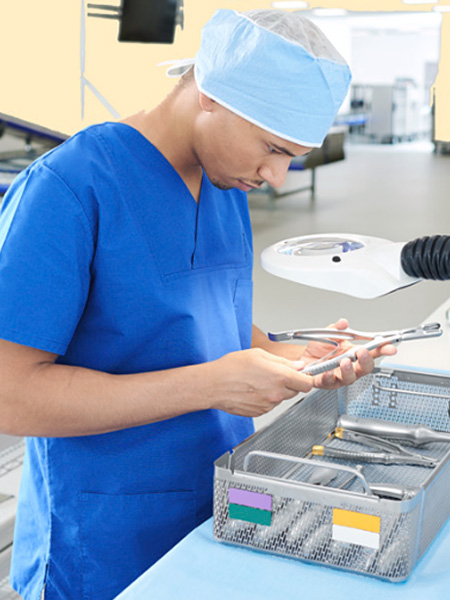 L’employé de l’unité centrale de stérilisation vérifie différents instruments dans un panier