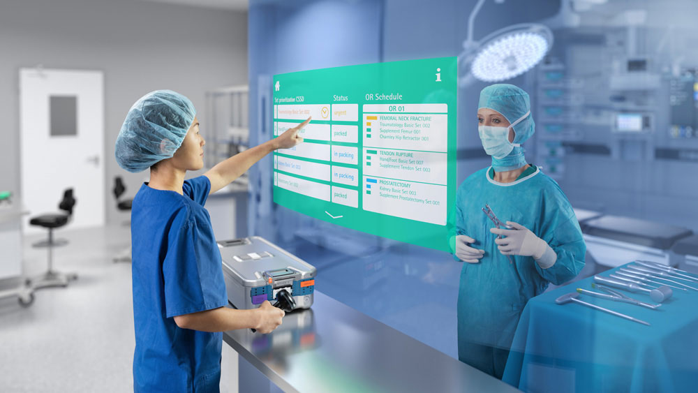 Un médecin effectue une opération au bloc opératoire. Une infirmière sélectionne des instruments chirurgicaux dans une base de données de stockage numérique.