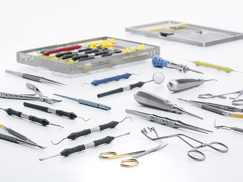 Différents instruments pour la chirurgie dentaire
