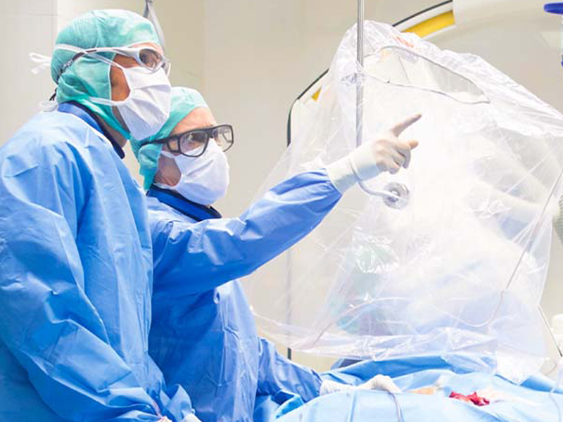 Deux chirurgiens discutent des résultats au laboratoire de cathétérisme