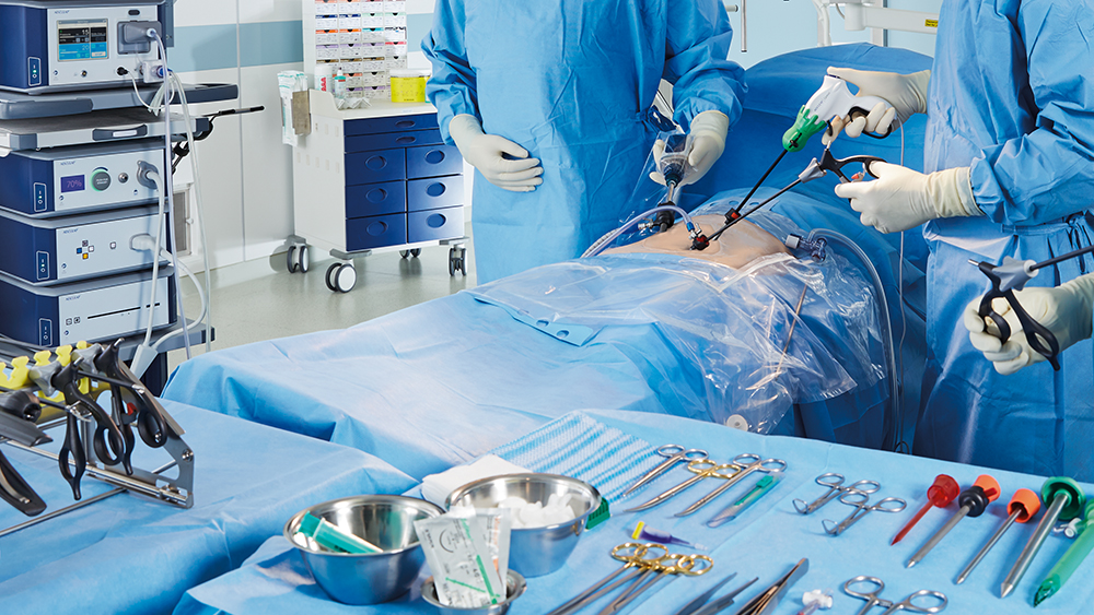 Chirurgie mini-invasive au bloc opératoire avec différents équipements et instruments