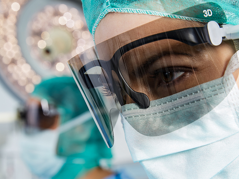 Deux chirurgiens au bloc opératoire avec des lunettes 3D