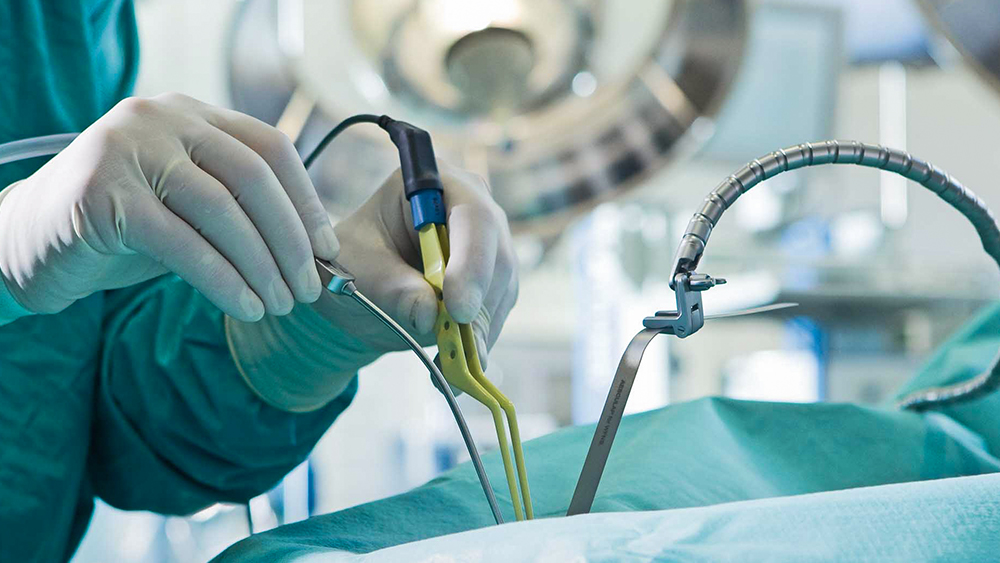 Instruments neurochirurgicaux utilisés au bloc opératoire