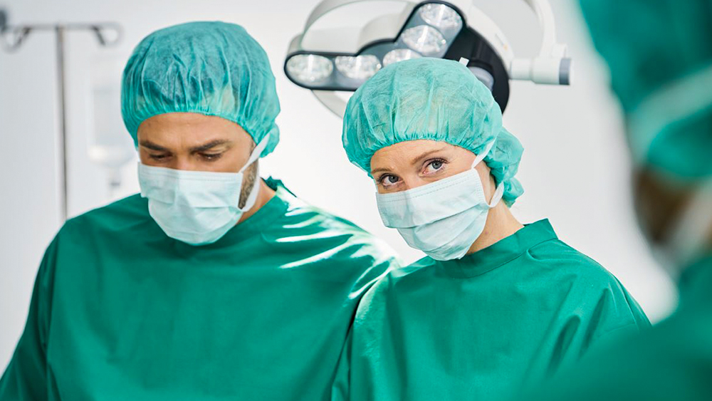 Professionnels de santé dans un bloc opératoire