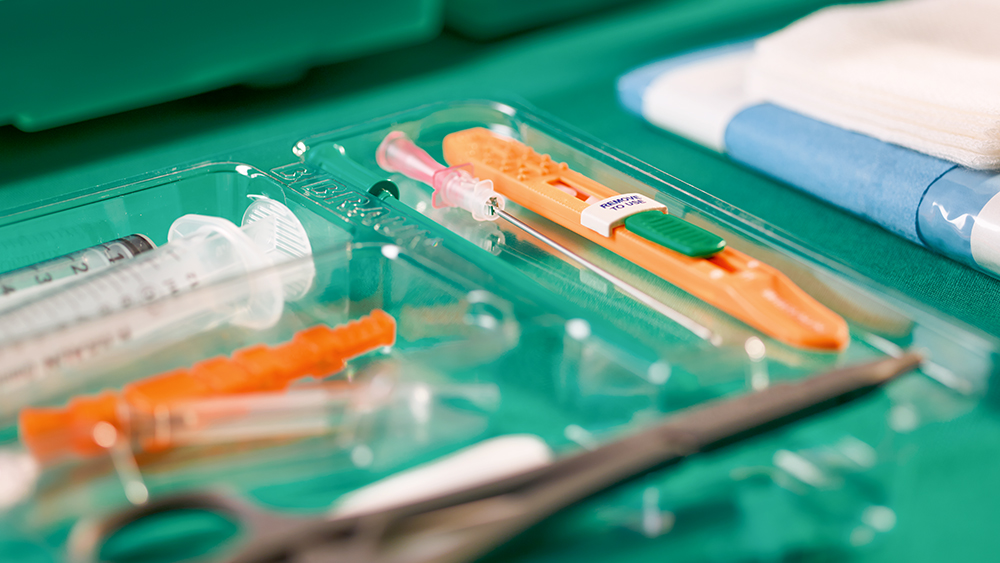 Les instruments chirurgicaux se trouvent dans un plateau