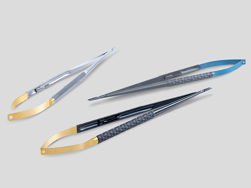 Trois instruments pour la chirurgie cardiovasculaire