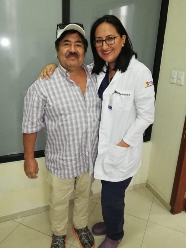M. Galo et son médecin côte à côte, souriant joyeusement
